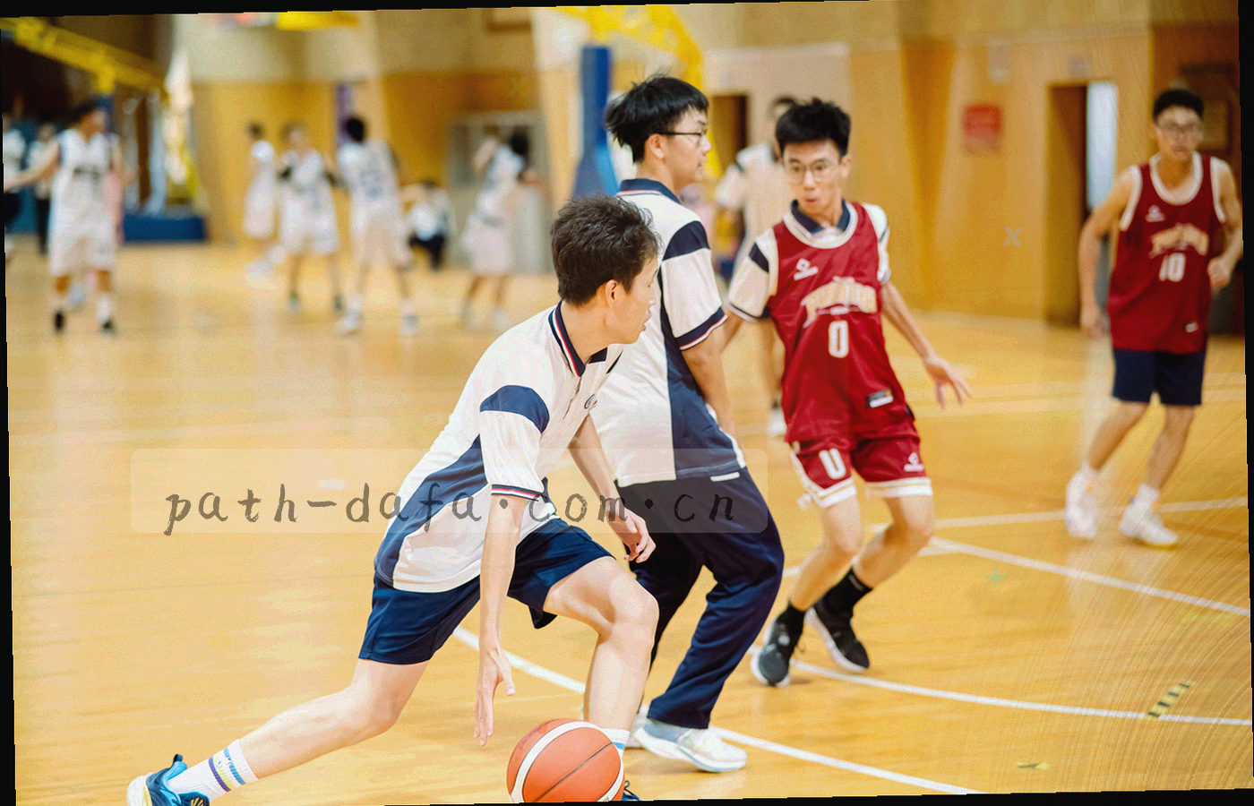 大屏检索界面示意，结果列表把期号、版本号与收录状态排在同一行